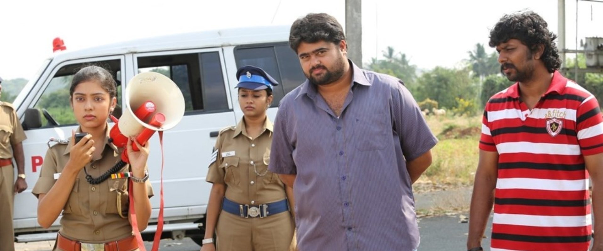 Ivan Yaarendru Therigiratha backdrop