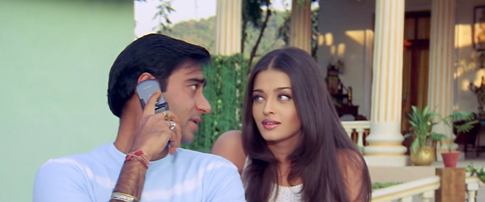 Hum Kisi Se Kum Nahin backdrop
