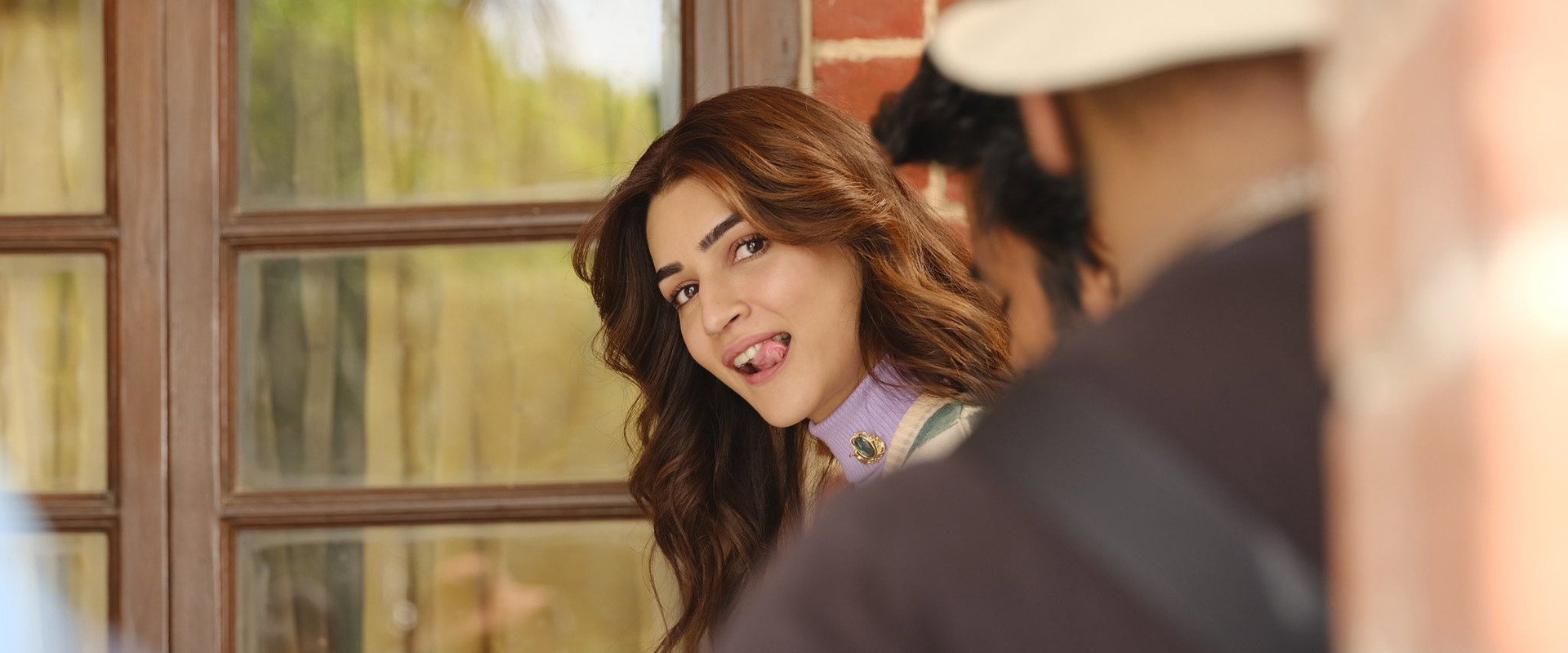 Tere Ishk Mein backdrop