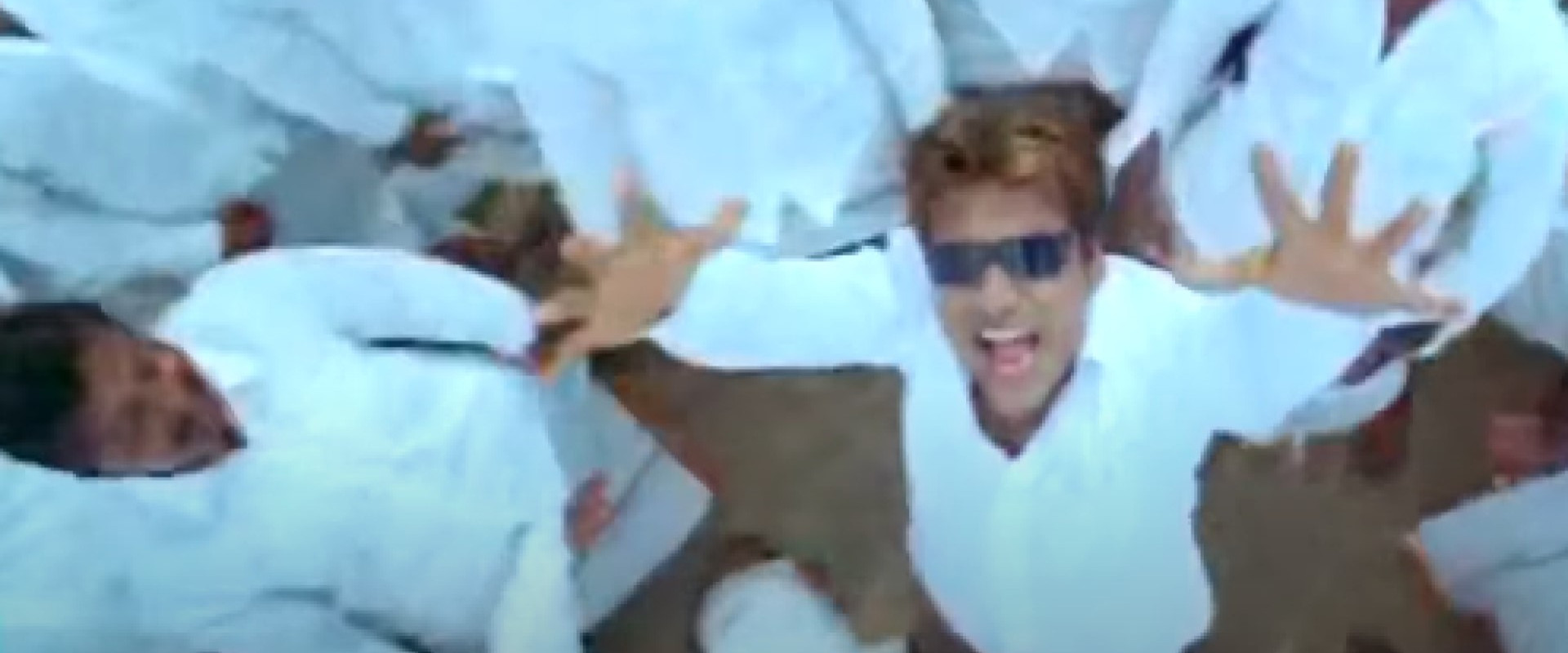 Ah Aah: Anbe Aaruyire backdrop