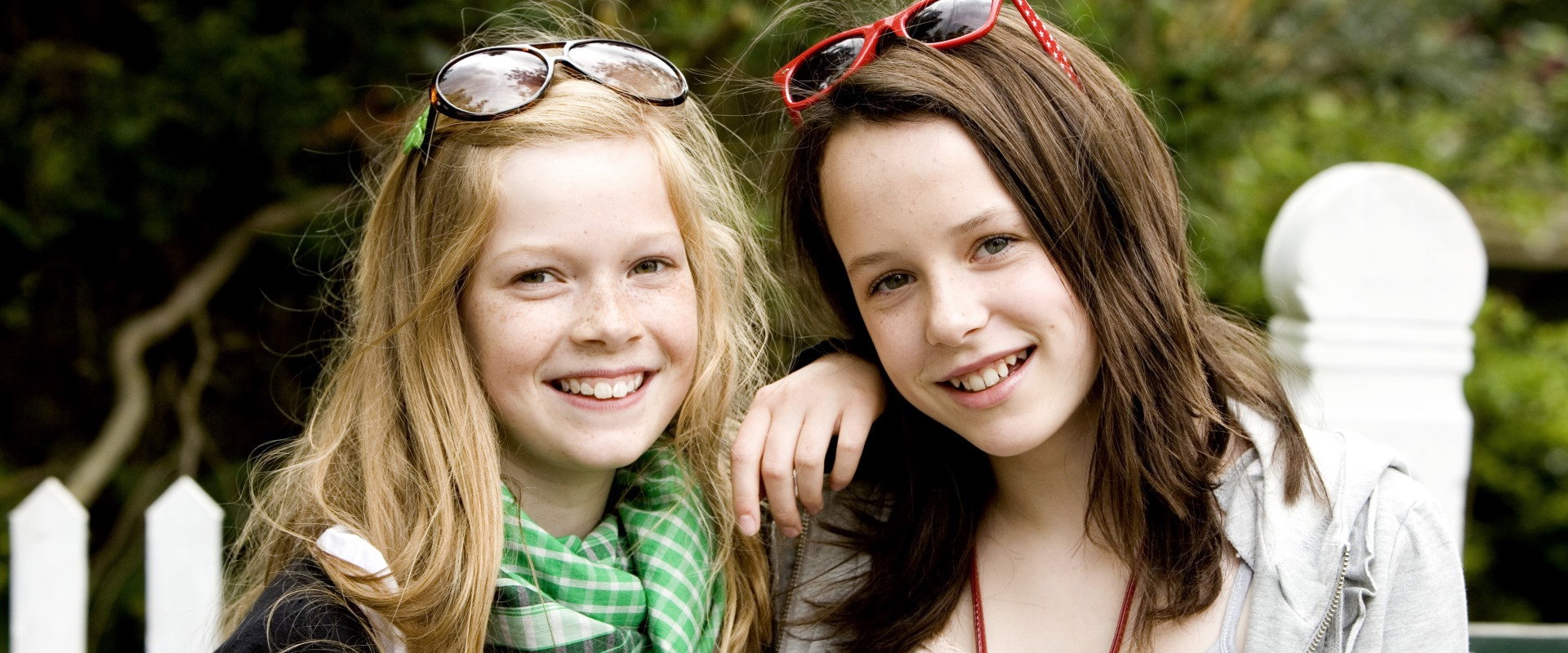 Karla & Katrine backdrop