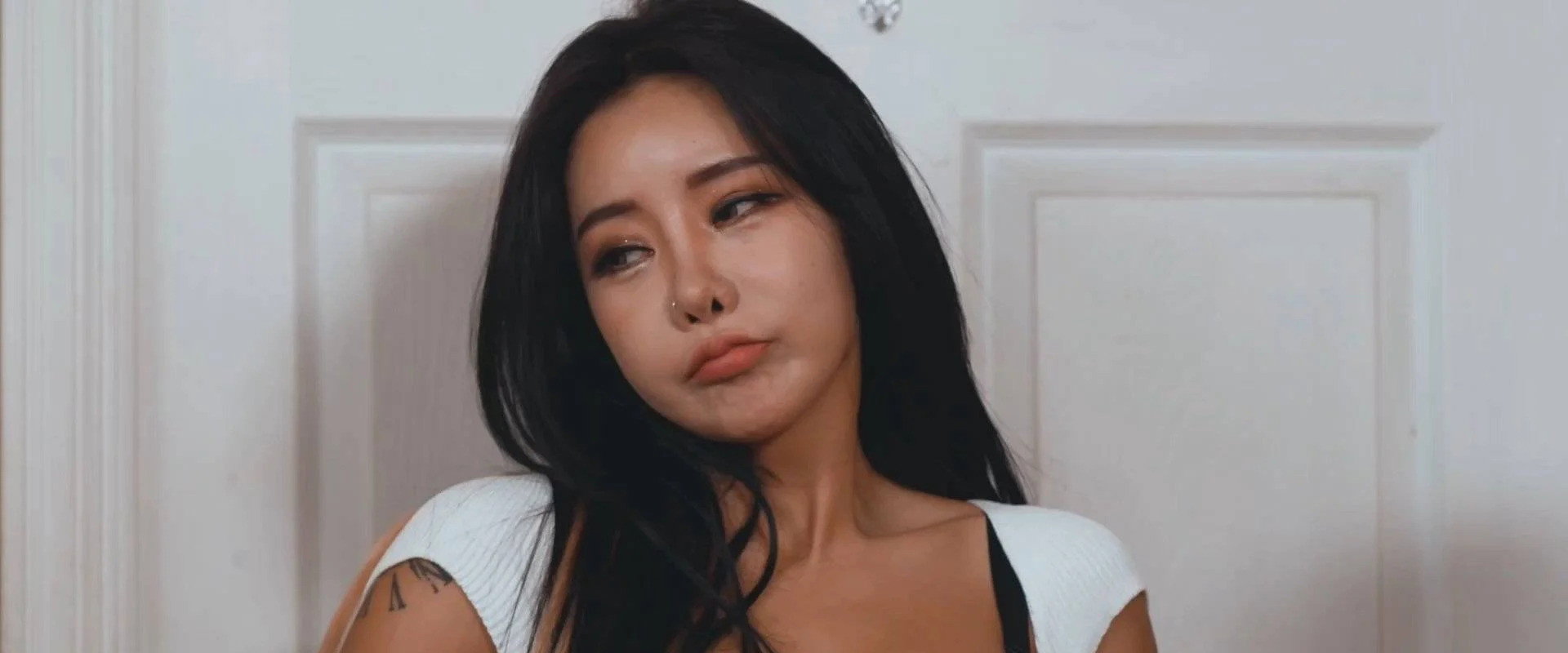 Taming The Younger Sister-in-Law Origin backdrop