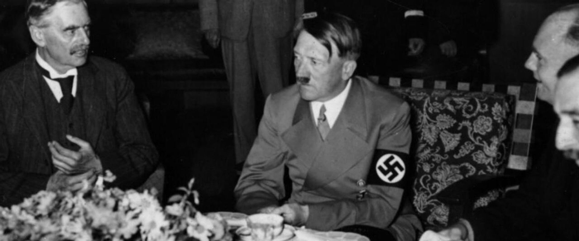 À la table des Nazis backdrop