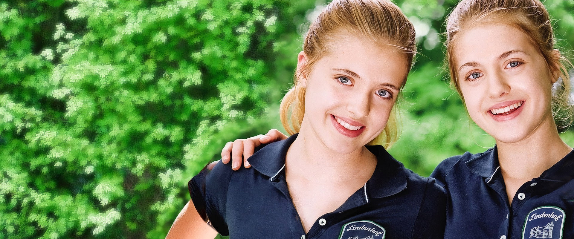 Hanni & Nanni 3 backdrop