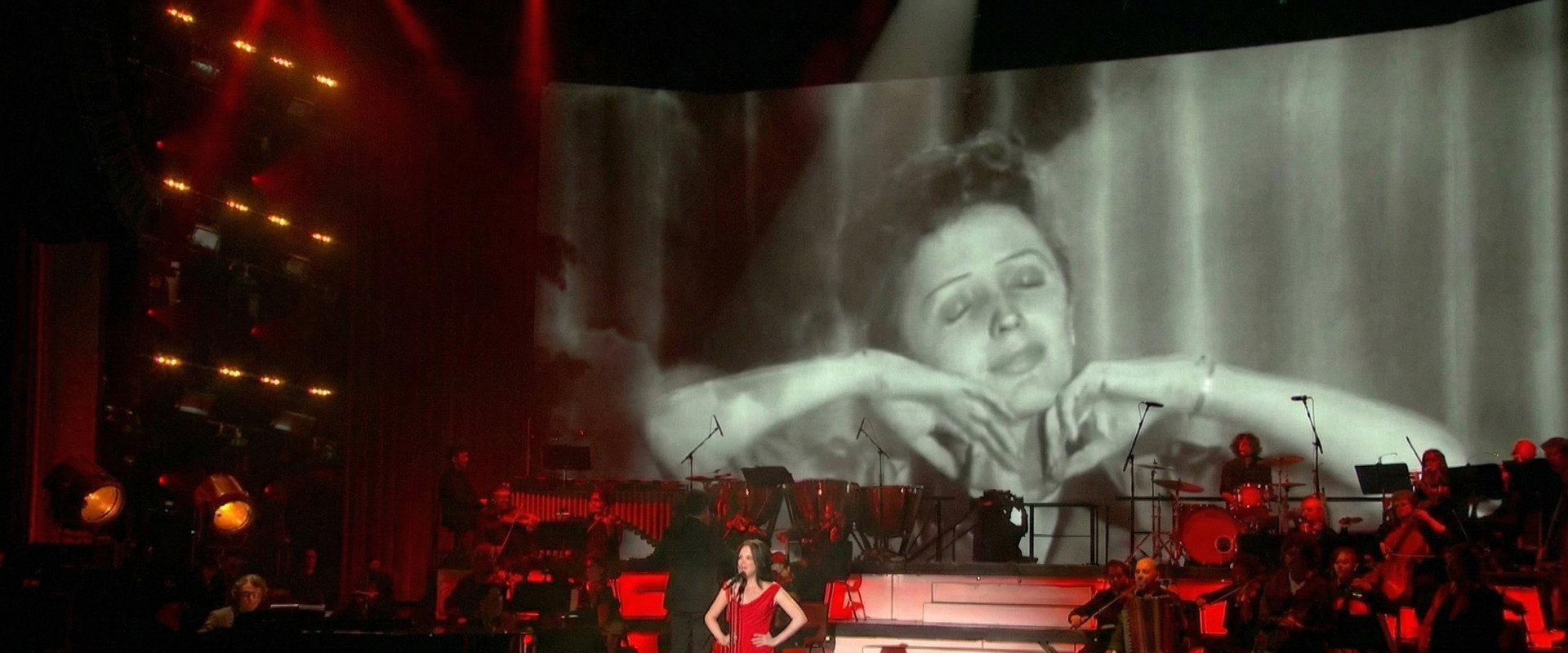 Piaf: Hymnes à la Môme backdrop