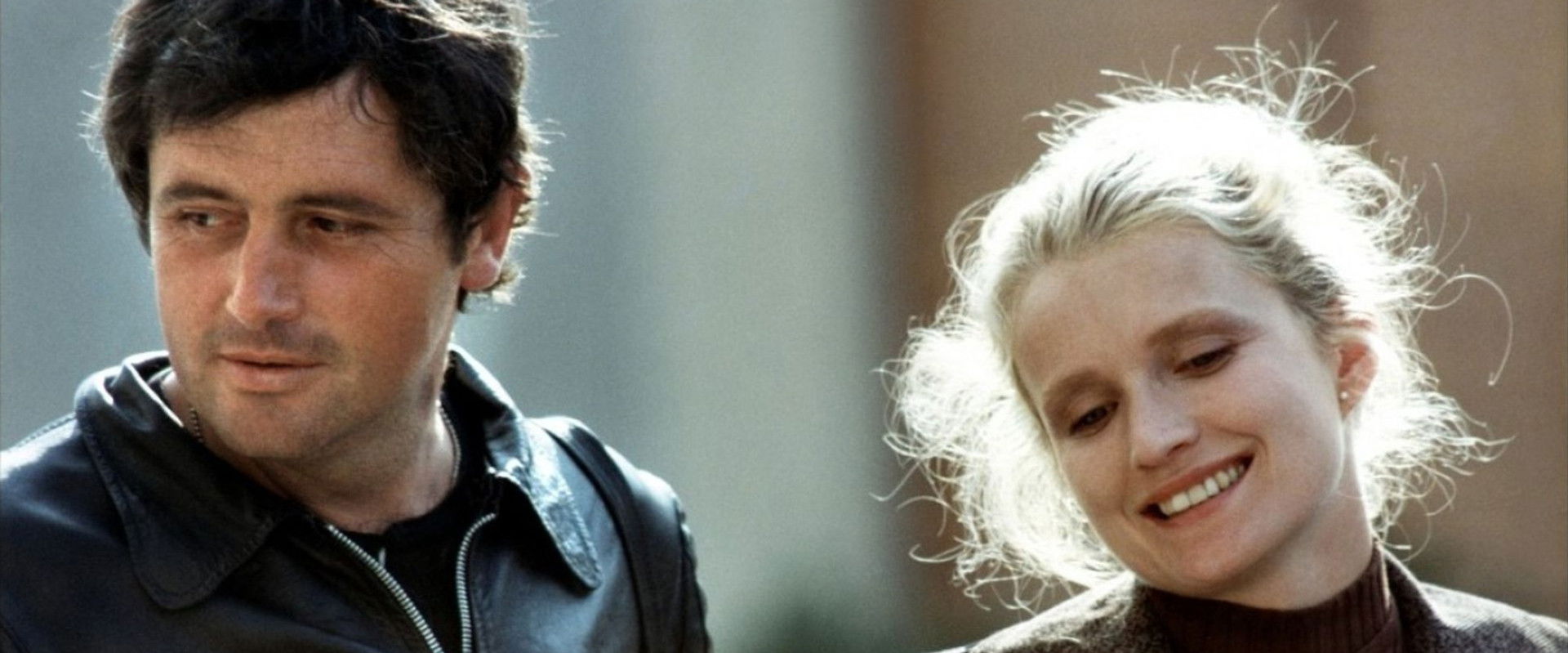 Cousin, Cousine backdrop