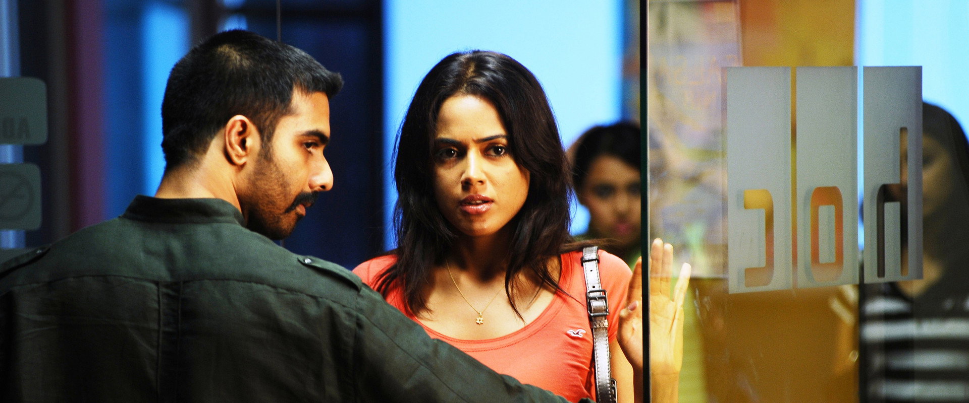 Nadunisi Naaygal backdrop