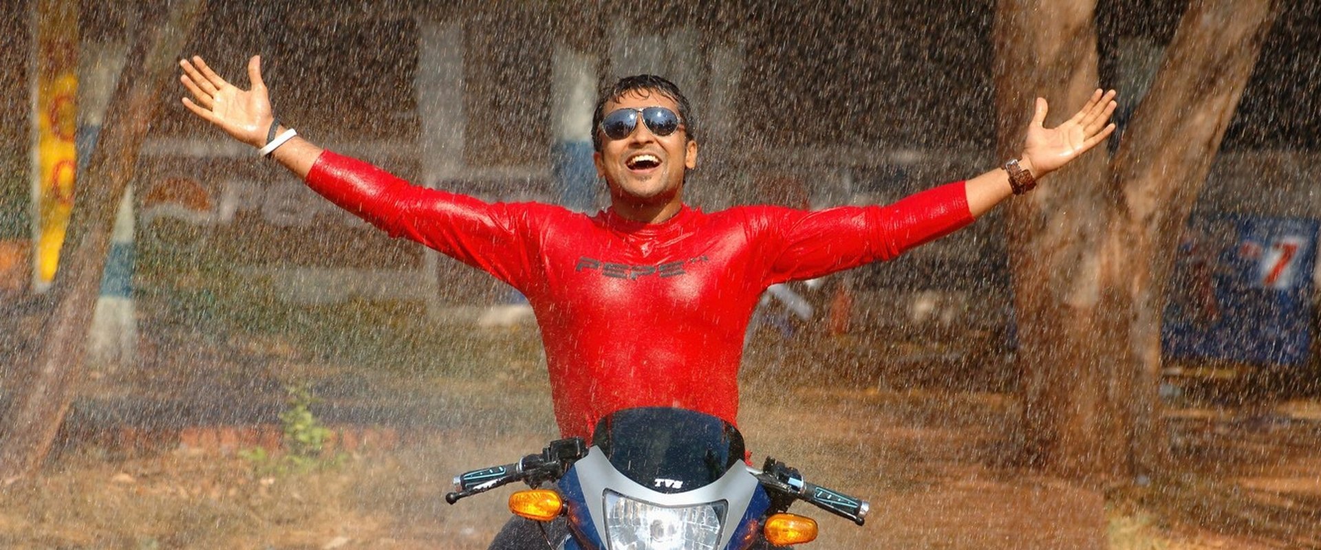 Sillunu Oru Kaadhal backdrop