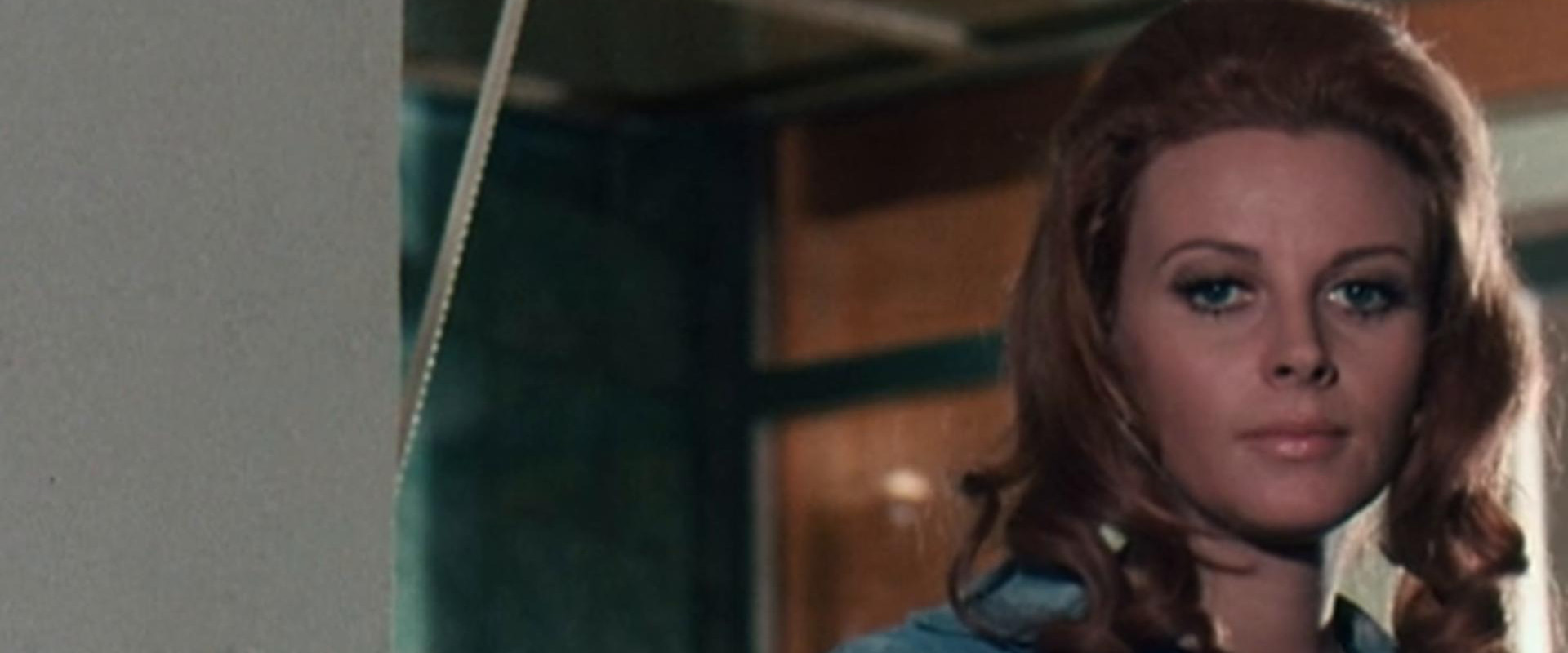 Guardami nuda backdrop