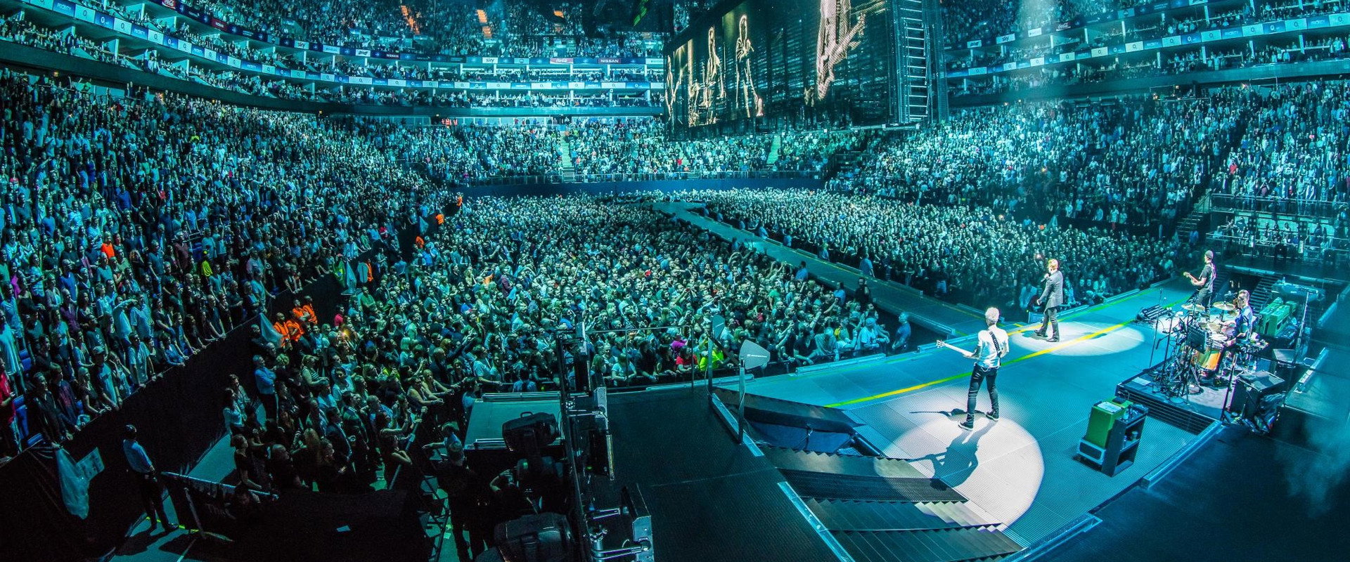 U2: iNNOCENCE + eXPERIENCE Live in Paris backdrop