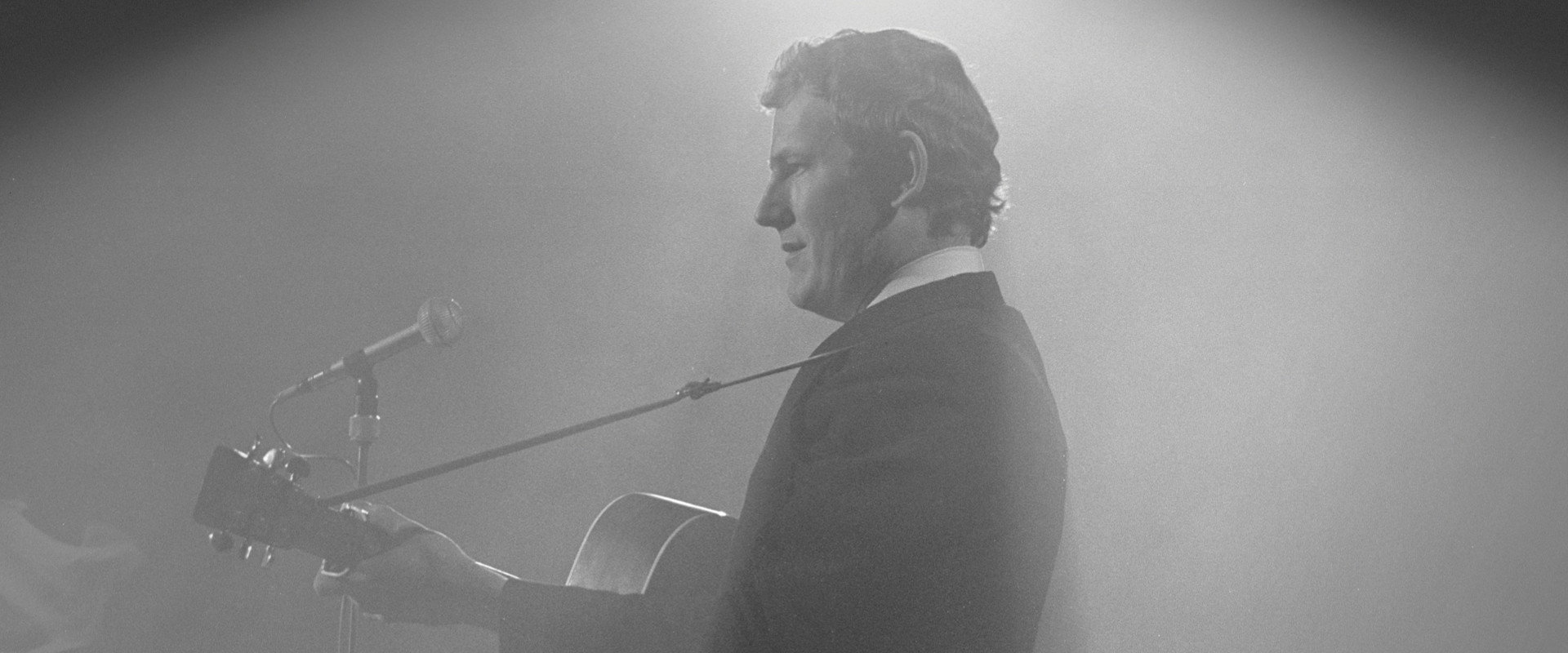 Gordon Lightfoot: If You Could Read My Mind backdrop