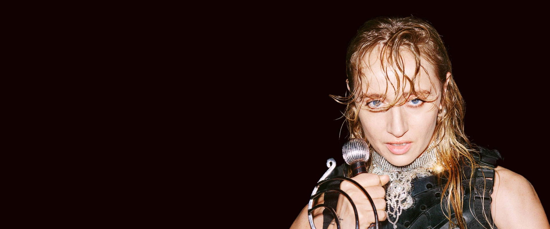 Hamlet med Silvana Imam backdrop