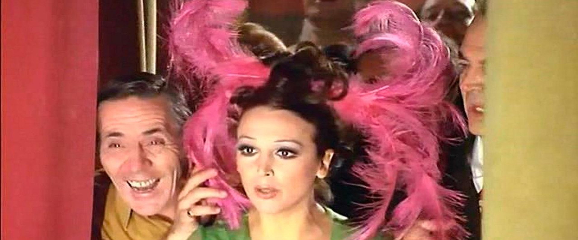 El sobre verde backdrop