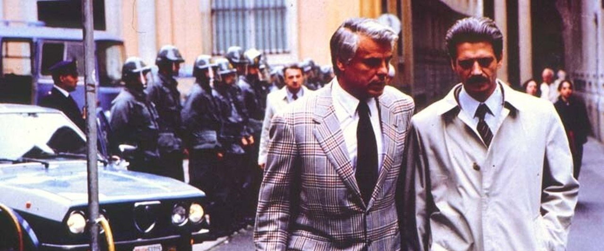 Un eroe borghese backdrop