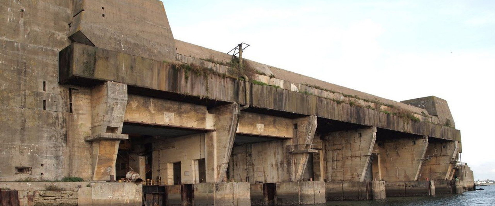 39-45 L'histoire des bases sous-marines backdrop