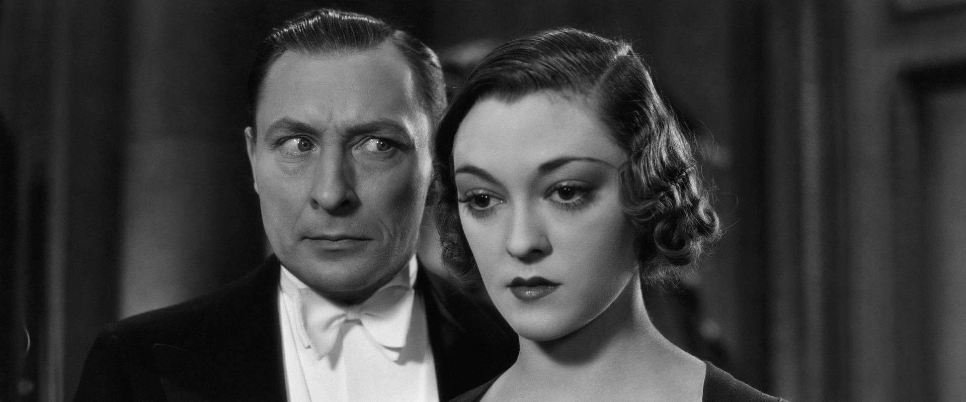 Murders in the Zoo backdrop