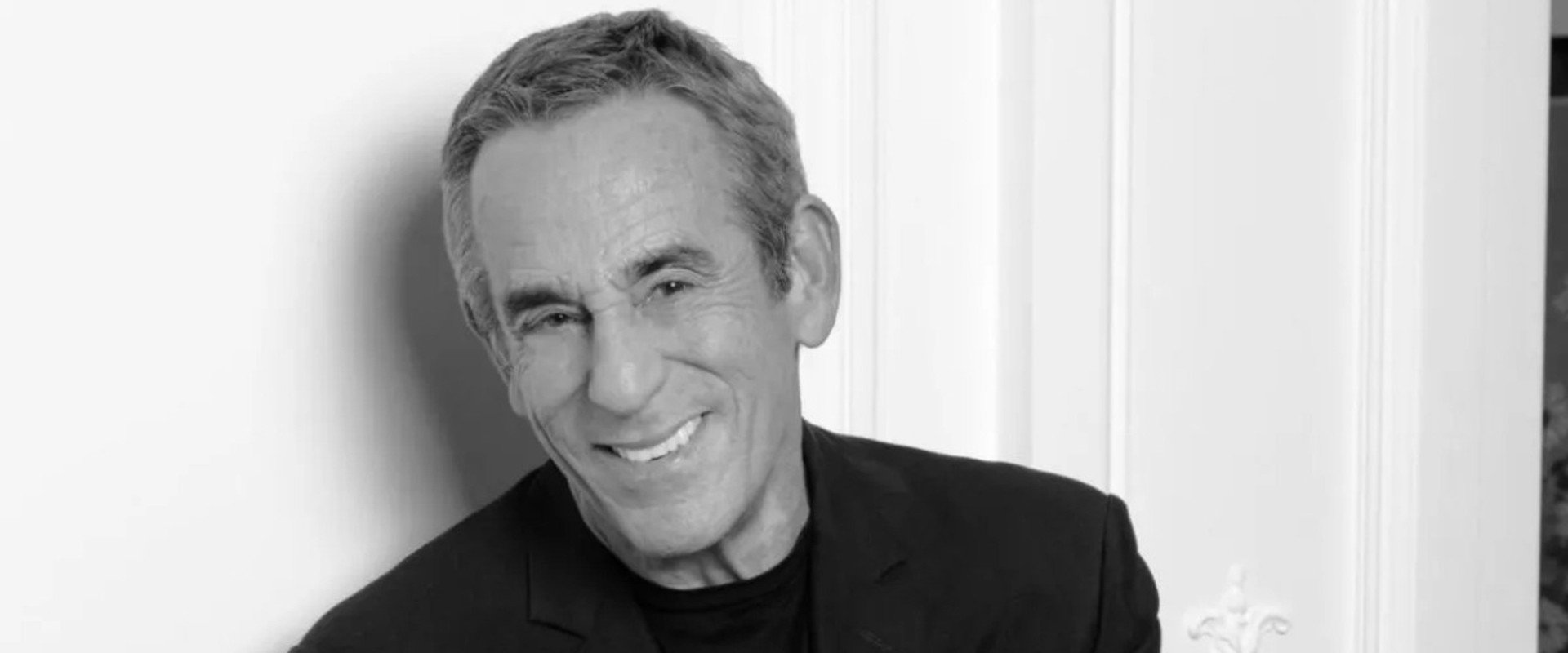 Ardisson, l'Homme en Noir : l'hommage backdrop