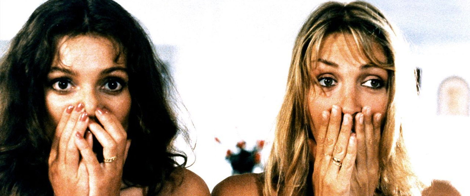 Belles, blondes et bronzées backdrop