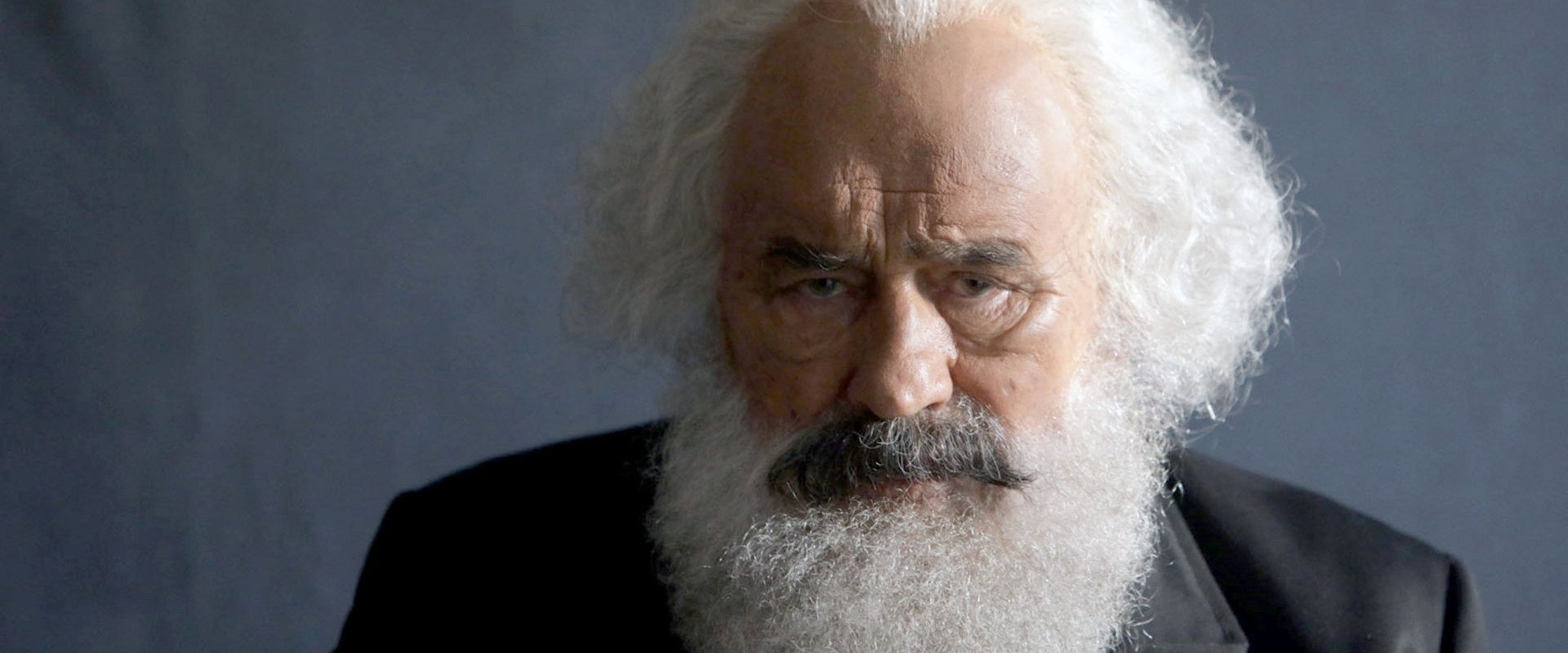 Karl Marx – Der deutsche Prophet backdrop