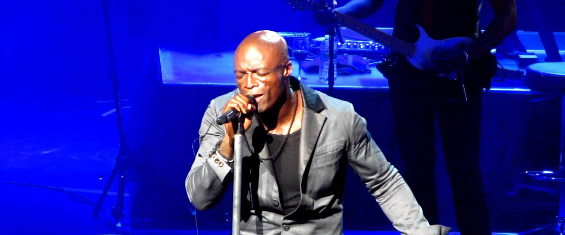 Seal: Soundstage backdrop
