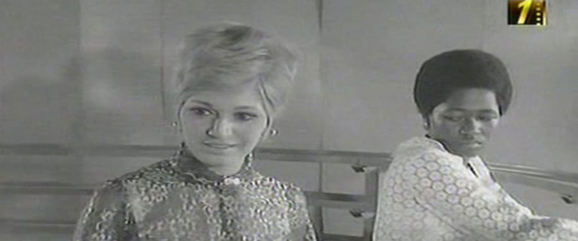 Nisaa' min Zahab backdrop