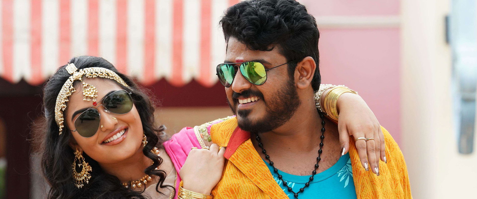 Oru Pazhaya Bomb Kadha backdrop