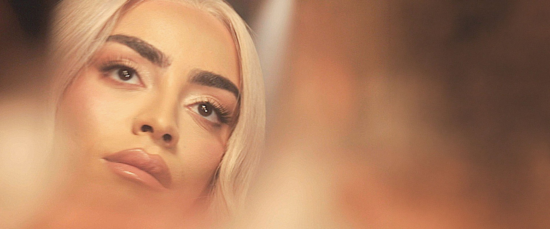 Bilal Hassani, bats-toi comme une fille mon fils backdrop