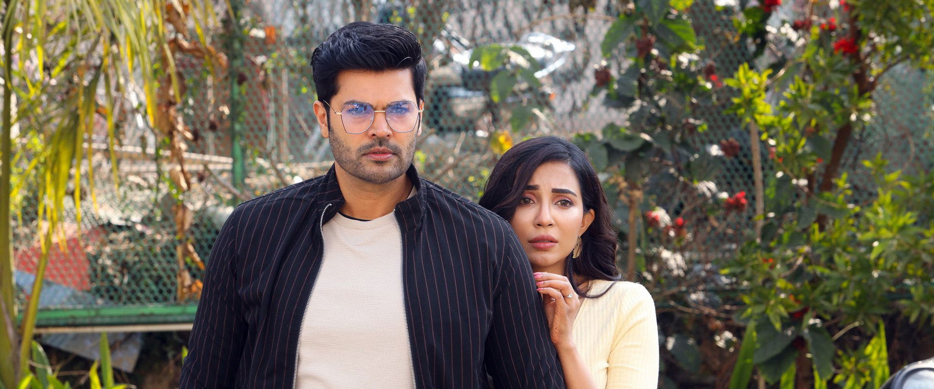 Un Paarvayil backdrop