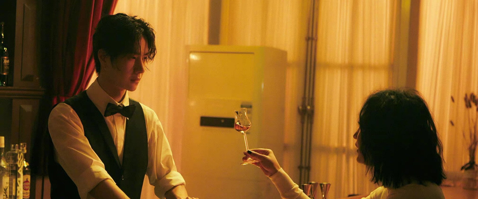 Le Vrai Où backdrop