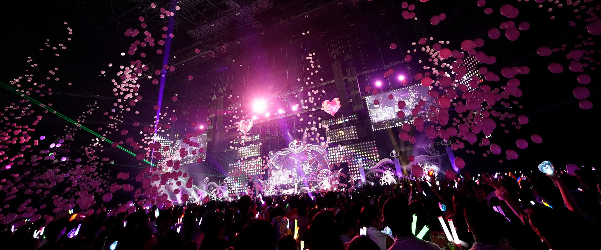 =LOVE 7th ANNIVERSARY PREMIUM CONCERT THE MOVIE backdrop