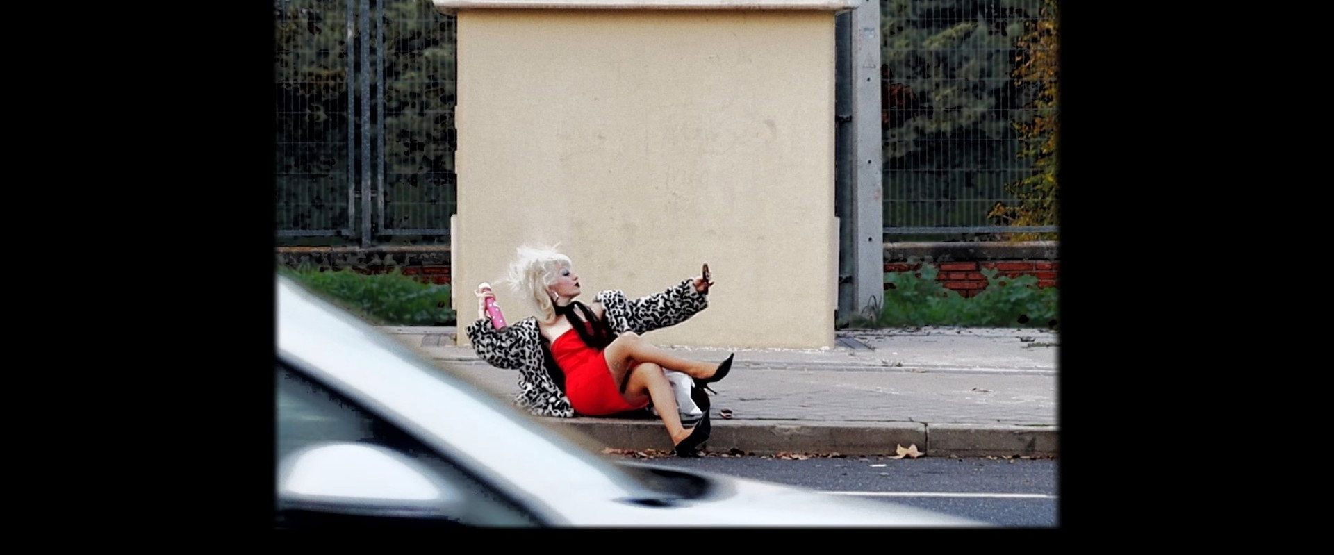 Miss Rimbombanzia doing her makeup in Avenida de los Poblados, 173 backdrop