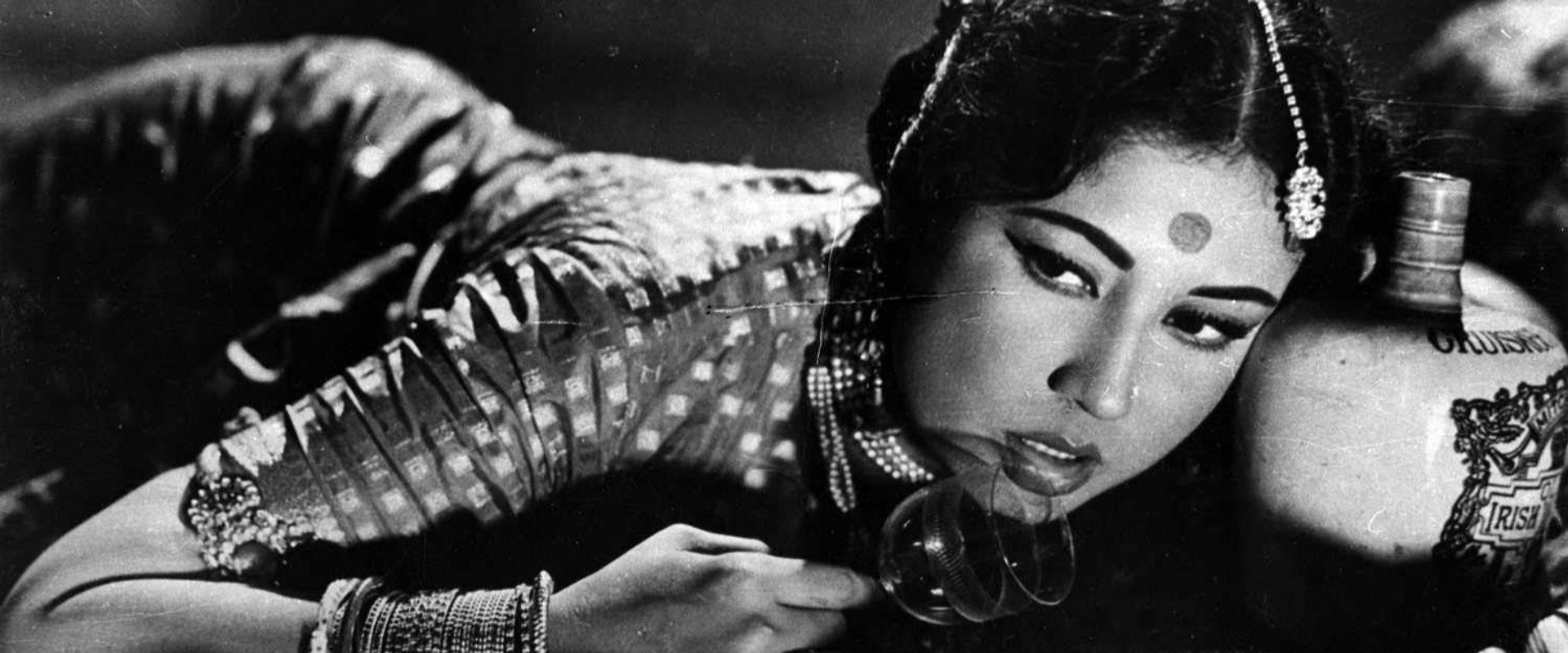 Sahib Bibi Aur Ghulam backdrop