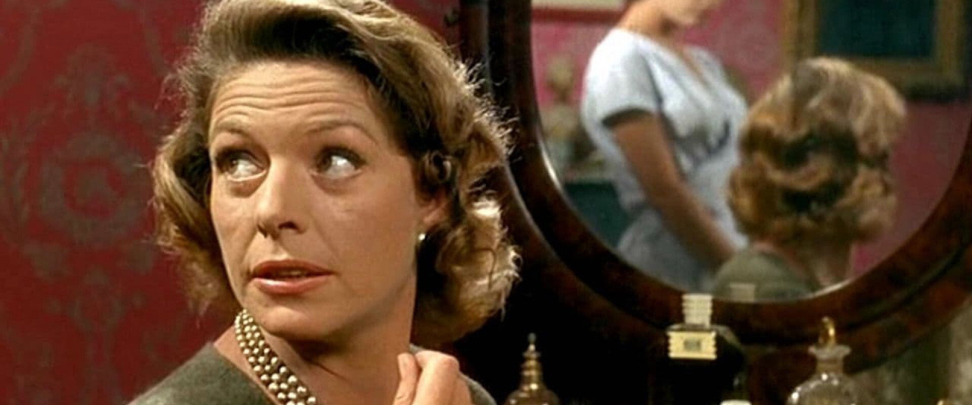 À double tour backdrop