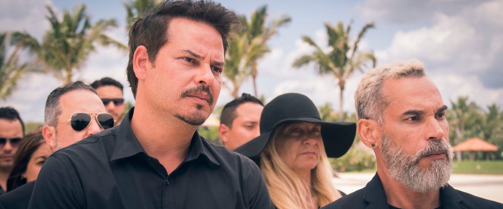 Sol y Luna: Dos Mejor Que Una backdrop