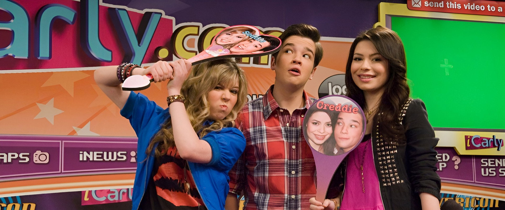 iCarly: iStart a Fan War backdrop