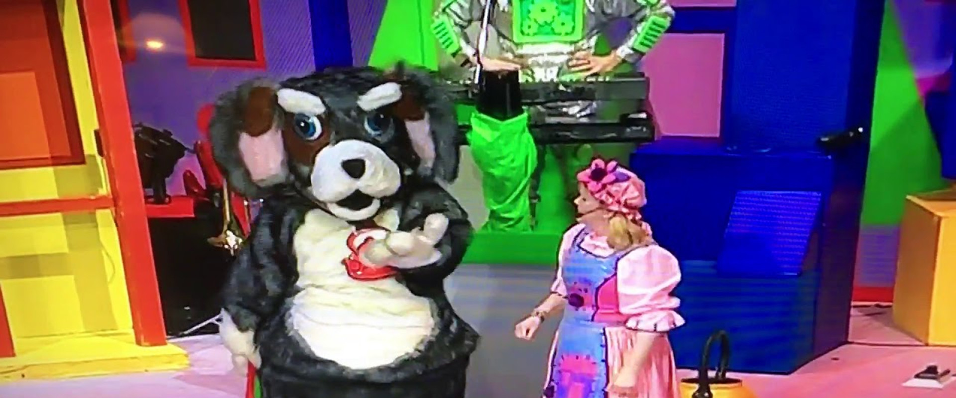 The Singing Kettle: Bonzo Singalong Adventures backdrop