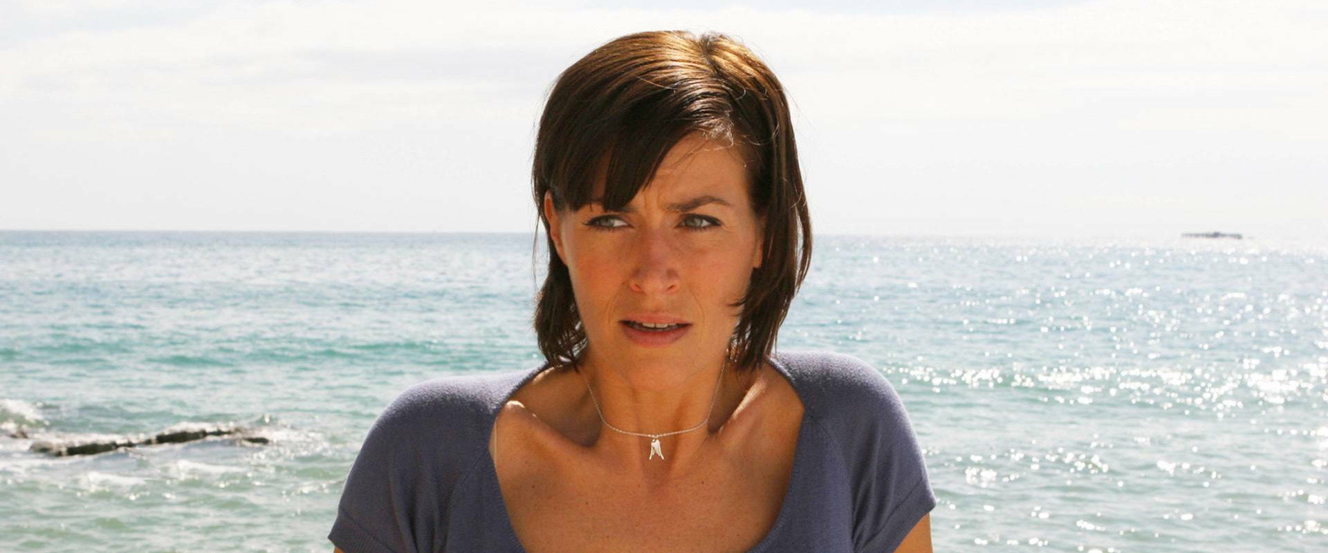 L'Étrangère backdrop