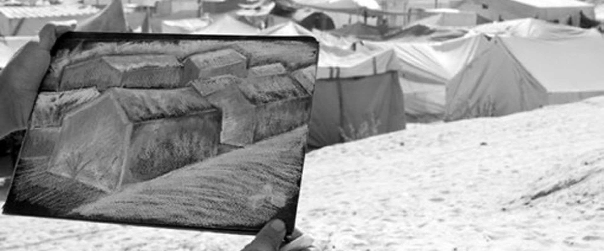 Pour l'honneur de Gaza, des déplacés sous les tentes backdrop