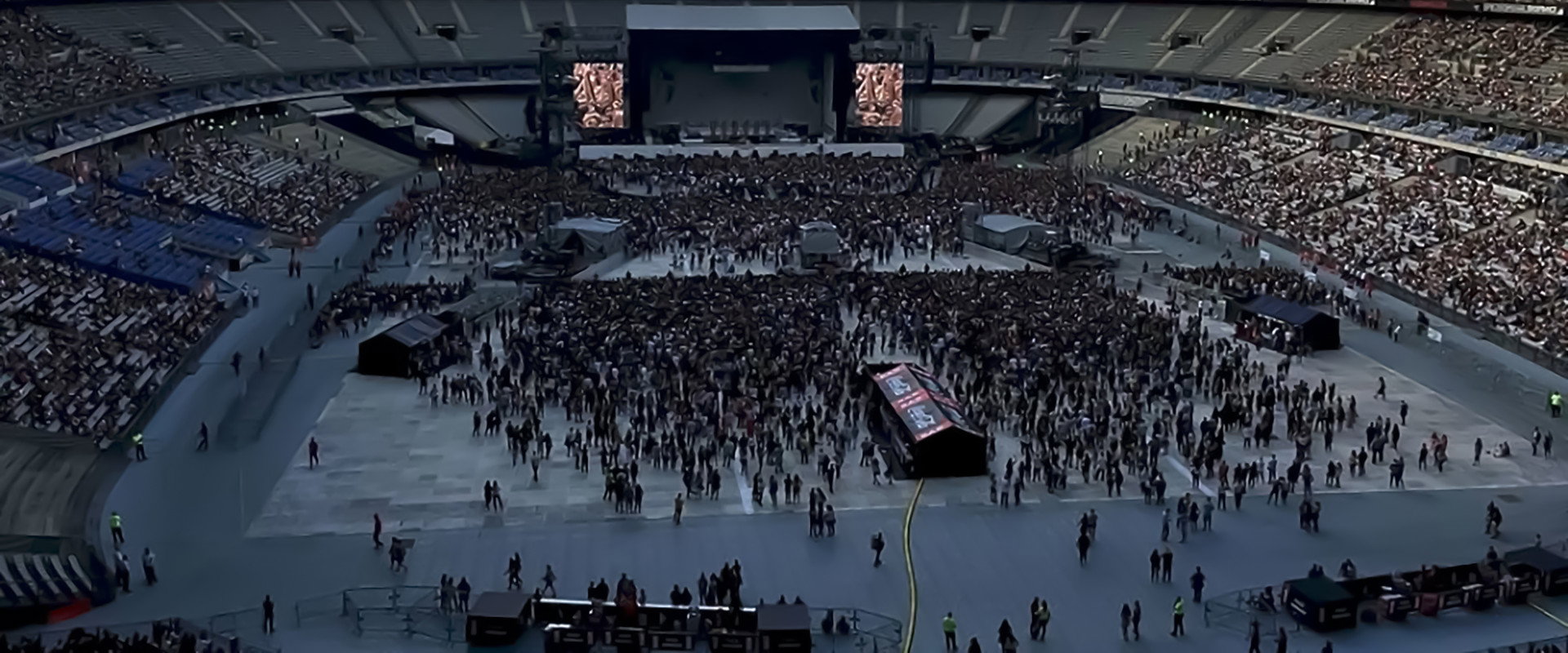 Johnny Hallyday Allume le feu au Stade de France backdrop