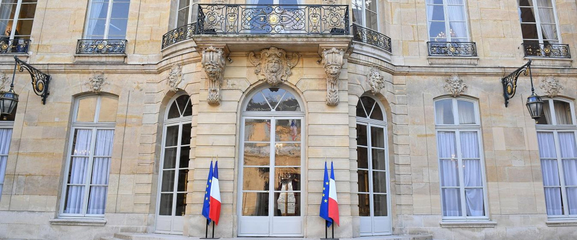 Ça ne peut pas continuer comme ça! backdrop