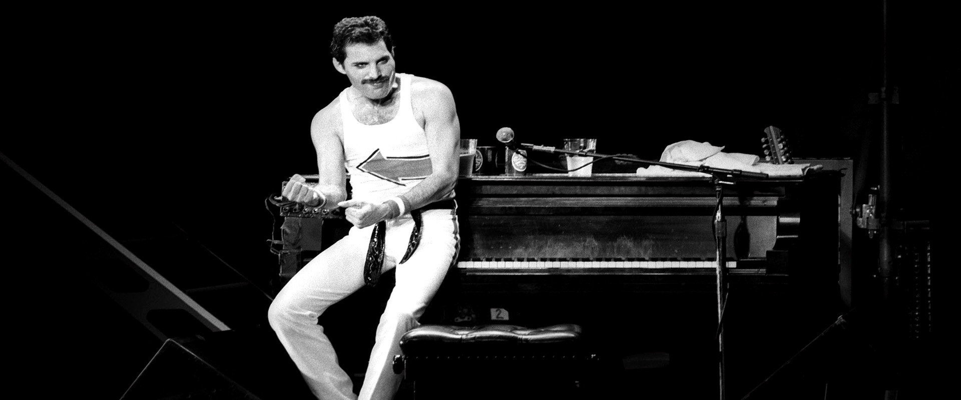 Queen on Fire: Live at the Bowl backdrop