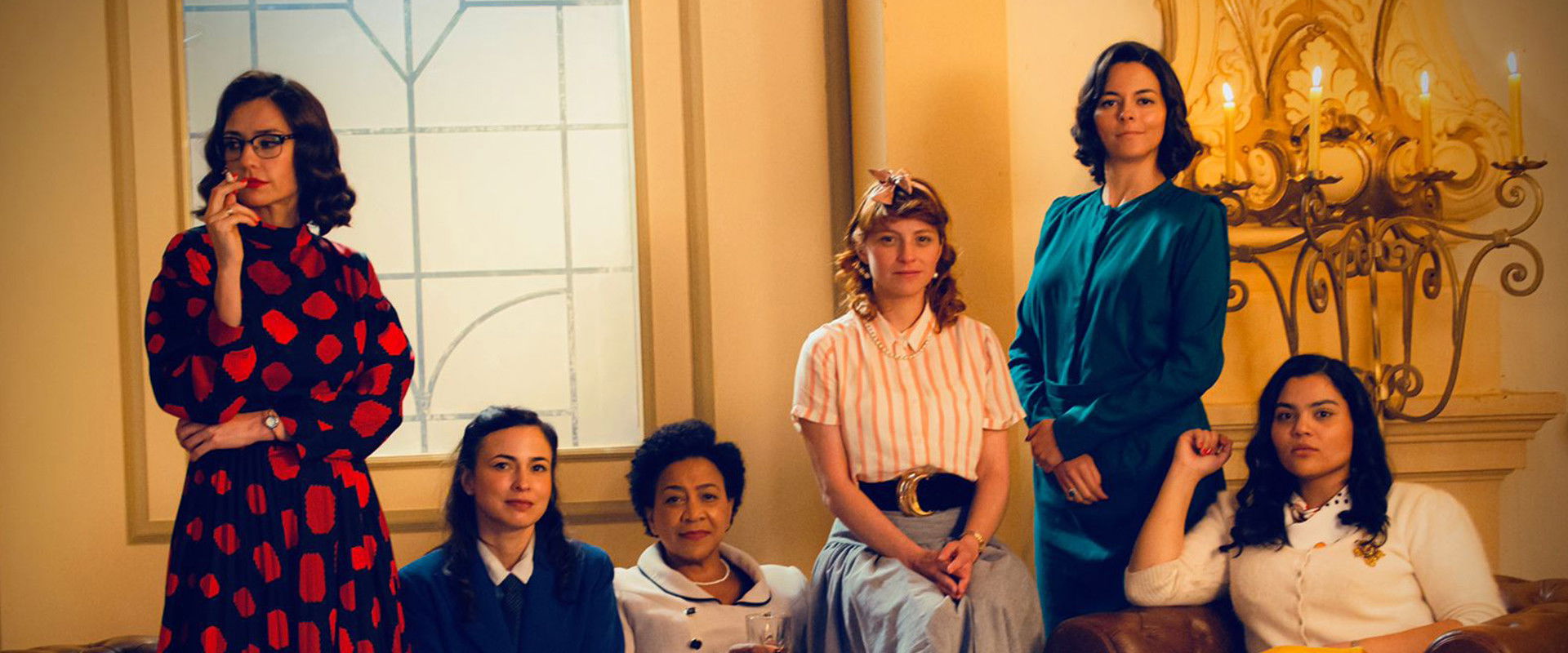 Estimados Señores backdrop