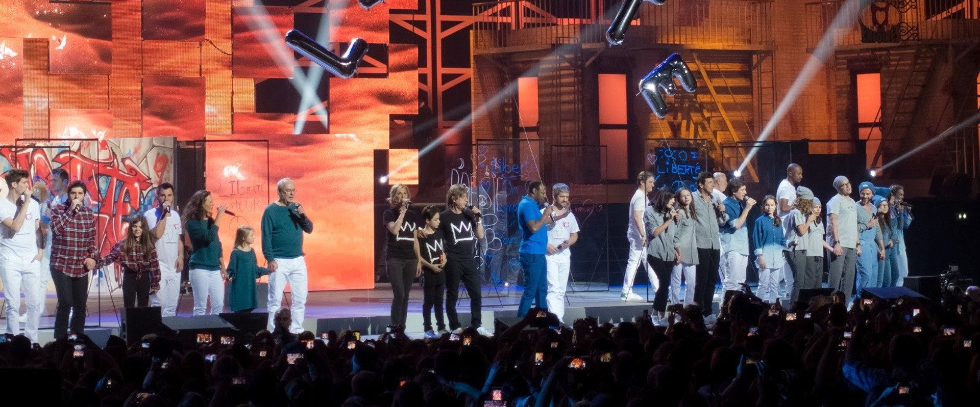 Les Enfoirés 2016 - Au rendez-vous des Enfoirés backdrop