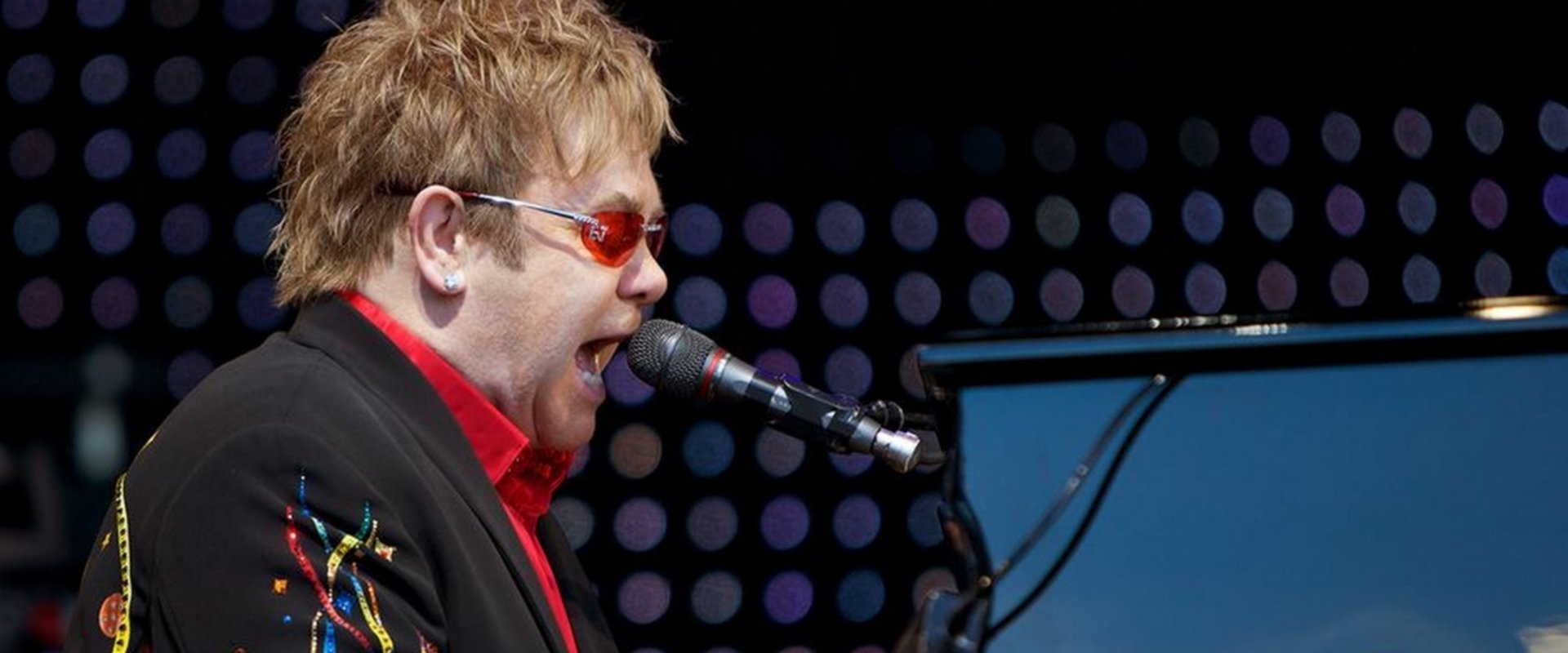 Elton John: A Singular Man