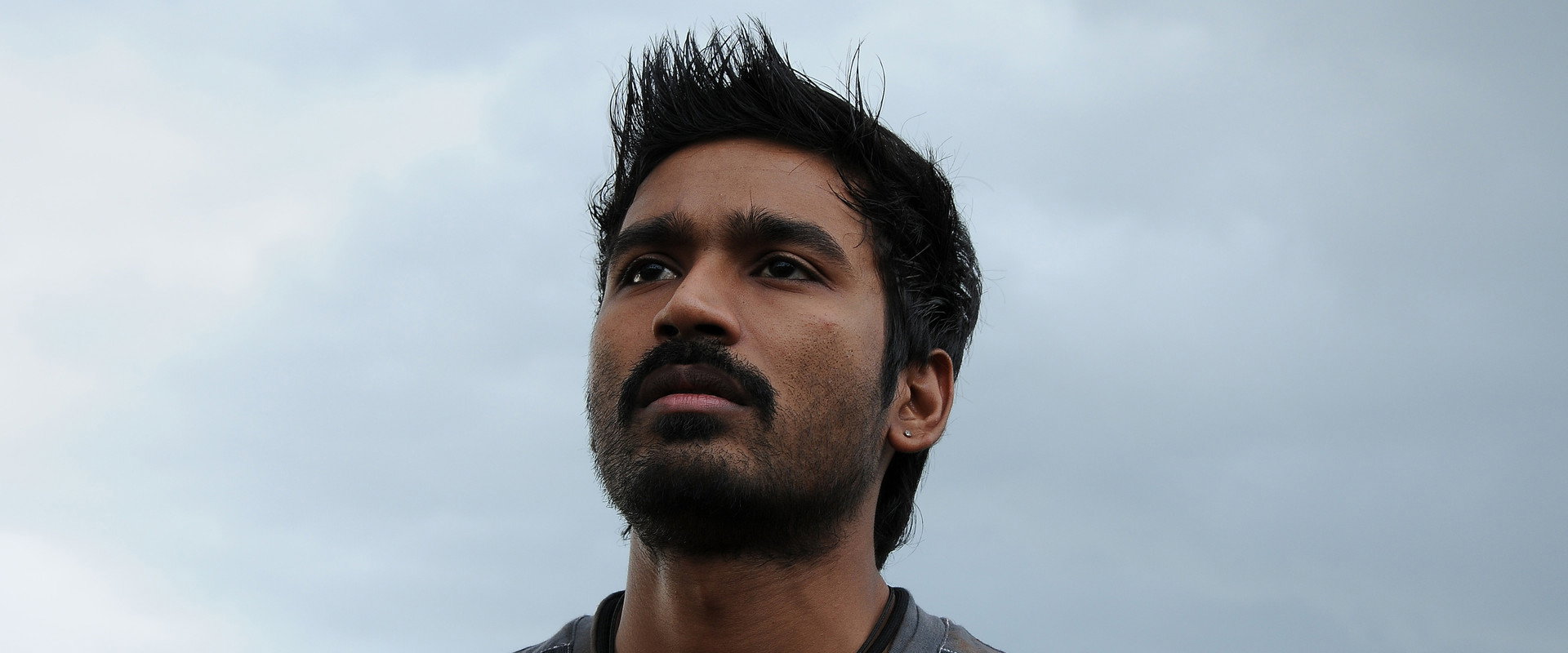 Mayakkam Enna backdrop