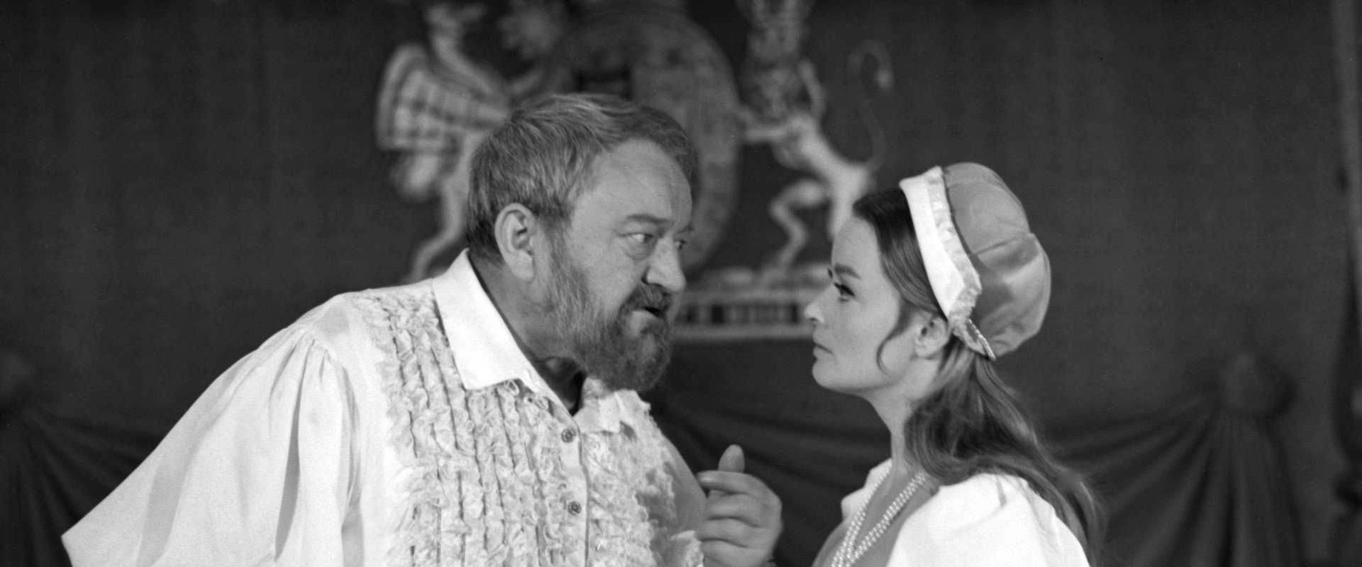 King and Women backdrop