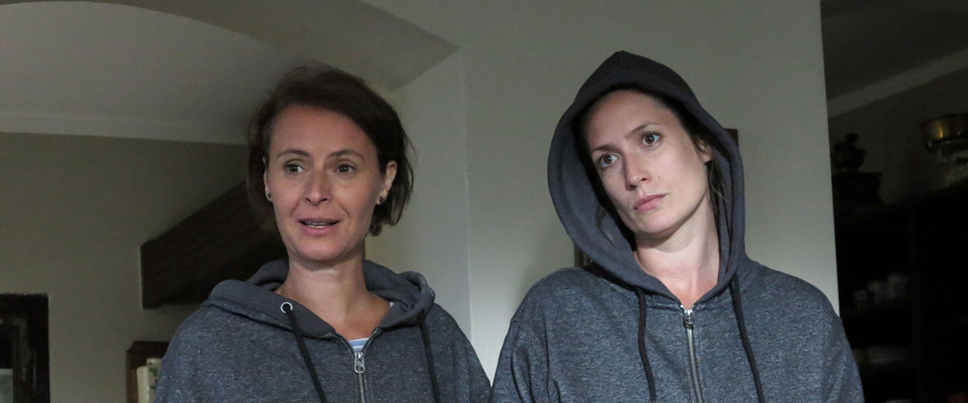 Případ dvou manželek backdrop