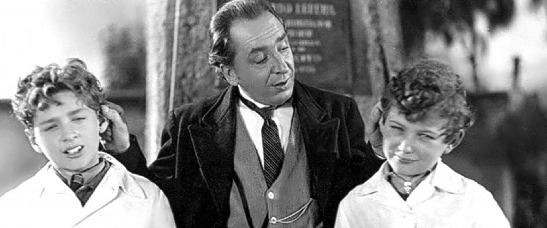 Maestro Levita backdrop