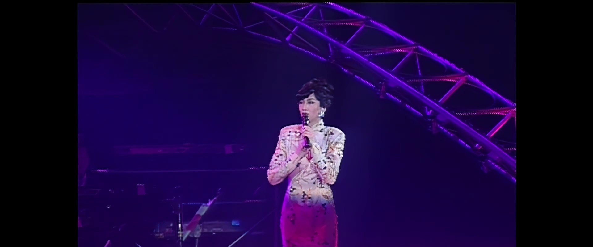 百變梅艷芳告別舞台演唱會 backdrop