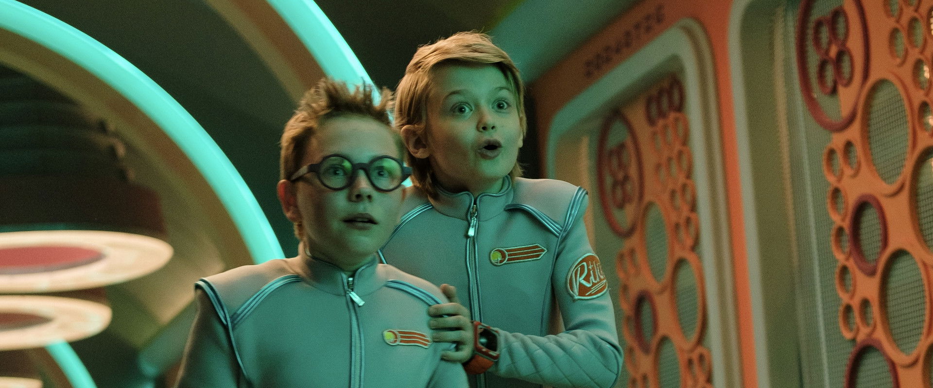 Смешарики: Сквозь вселенные backdrop